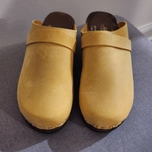 Women's Swedish Classic Lotta Clogs Size 39 (8.5-9 ) Mustard Yellow Leather